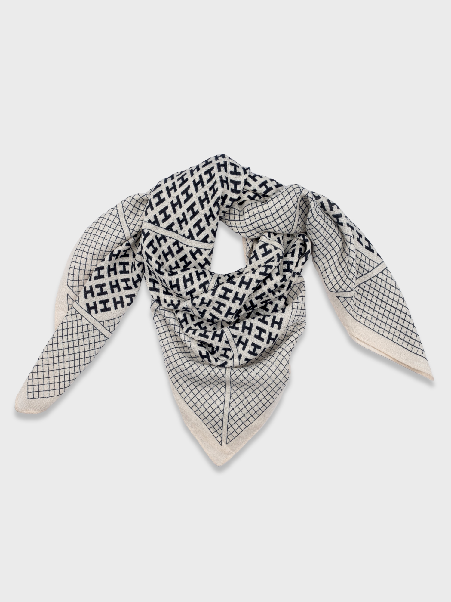 Монохромный платок 9090 2499₽