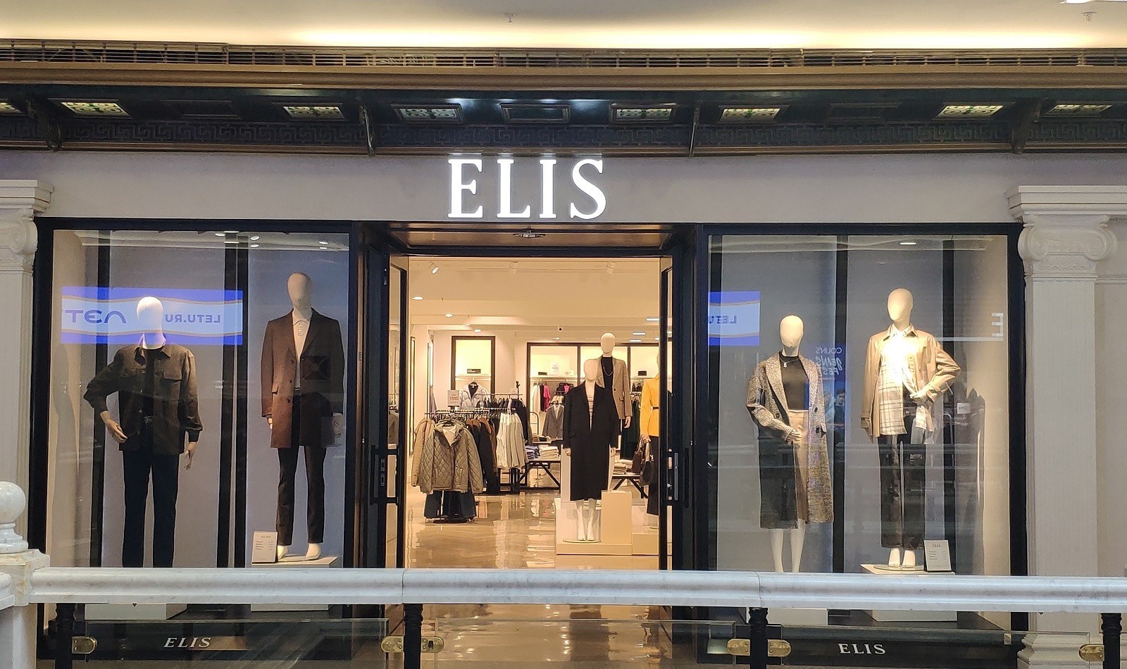 Фото витрины магазина