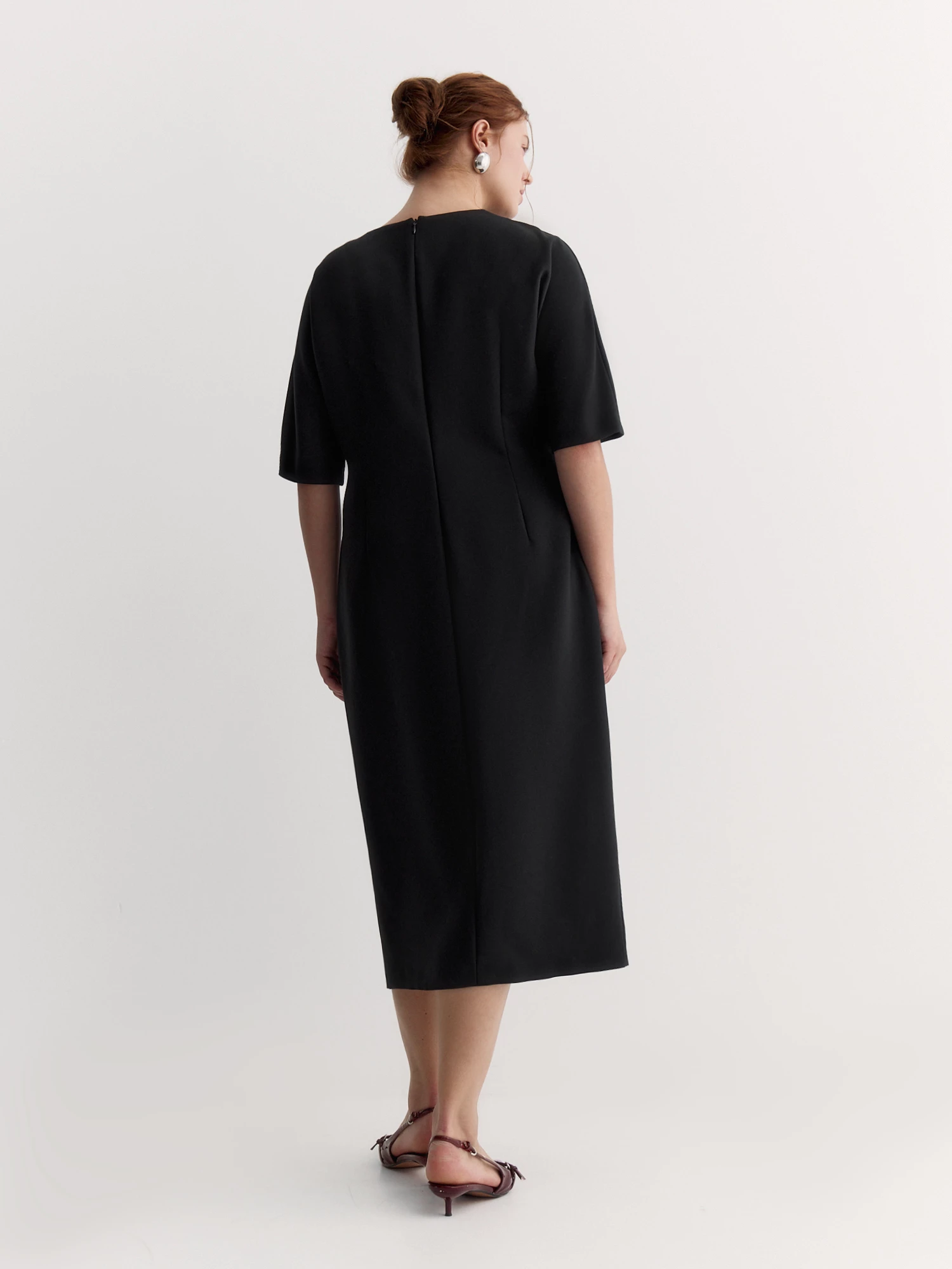 Силуэтное черное платье Lalis арт. DR08361