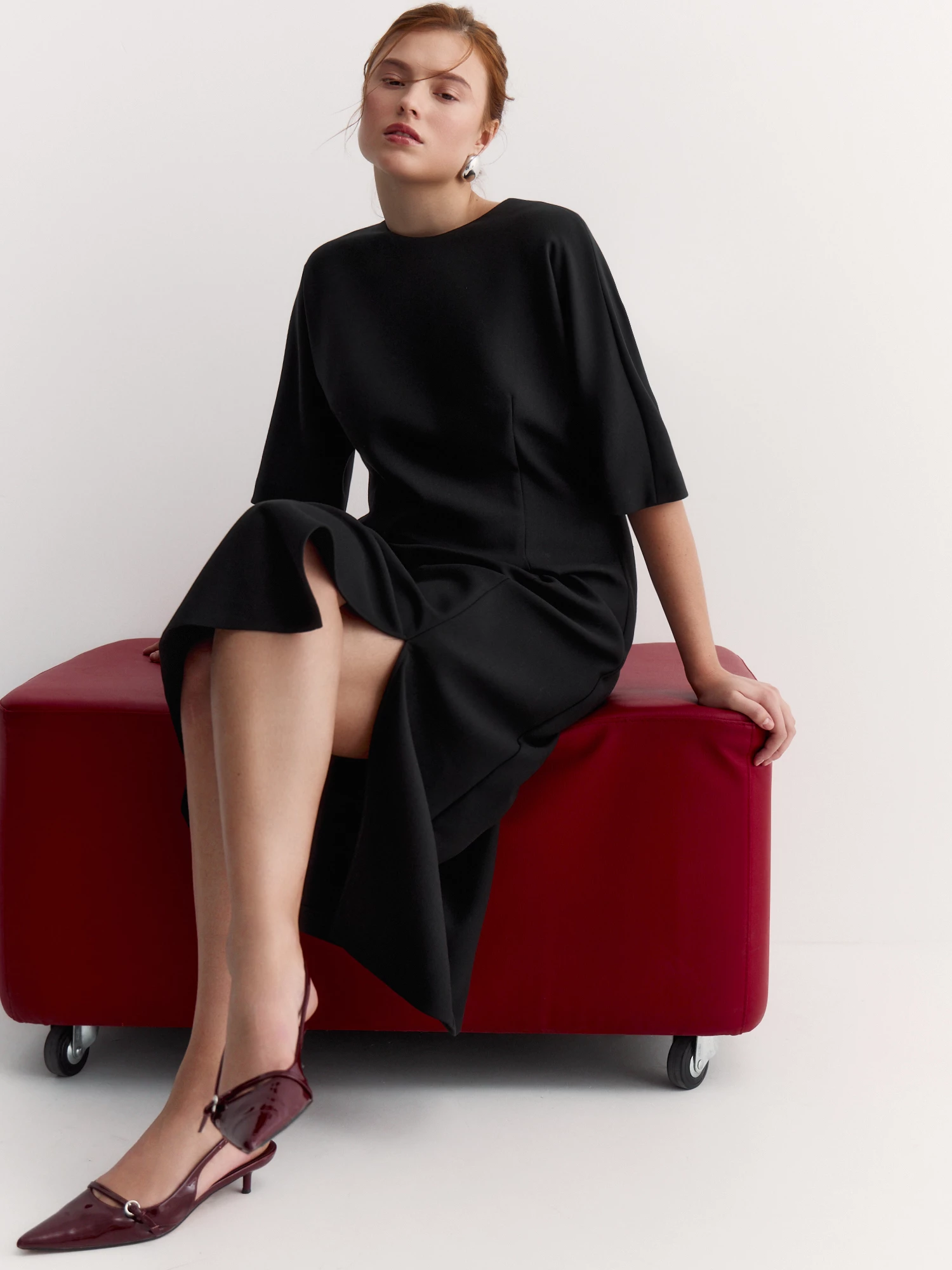 Силуэтное черное платье Lalis арт. DR08361