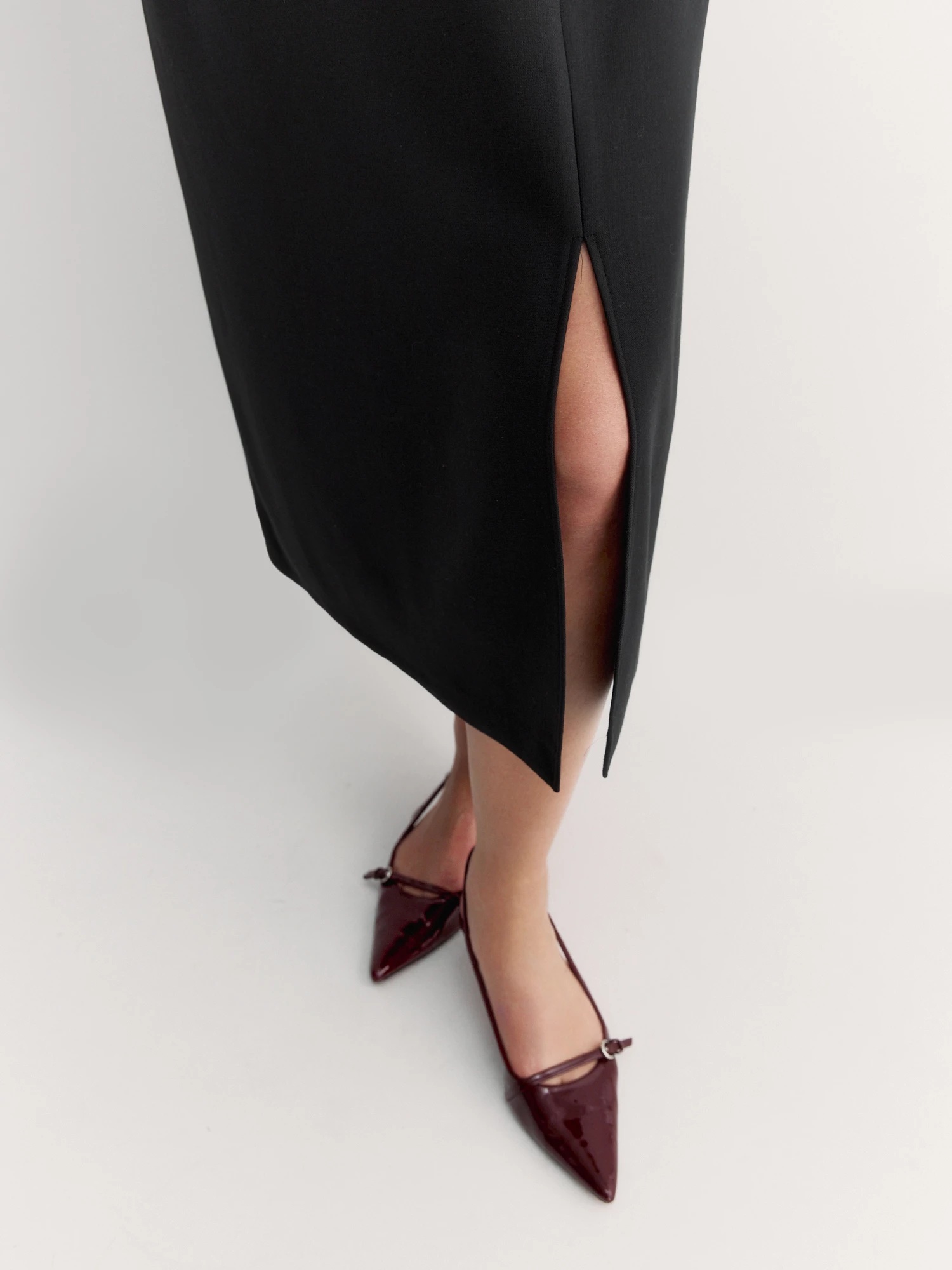 Силуэтное черное платье Lalis арт. DR08361