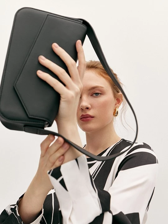 Асимметричная сумка черная Elis арт. BG0060